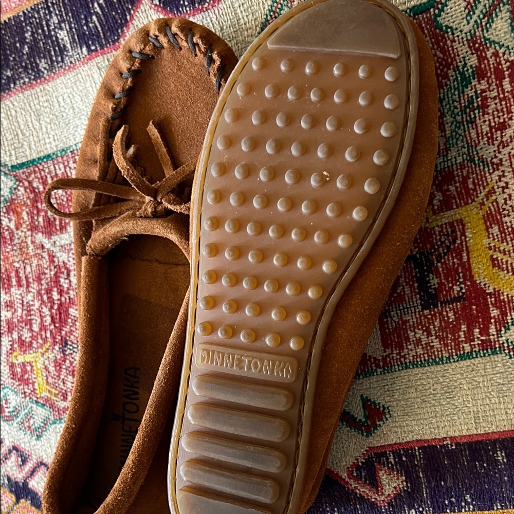 Minnetonka Tan Suede Moccasins with Fringe size 6 like new - Picture 4 of 9